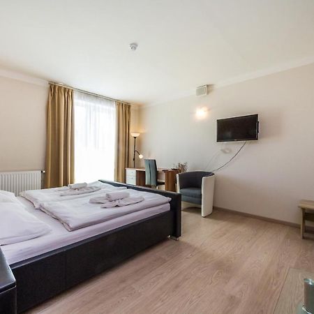 Nad Kralovnou Hotel & Restaurant Прага Екстериор снимка