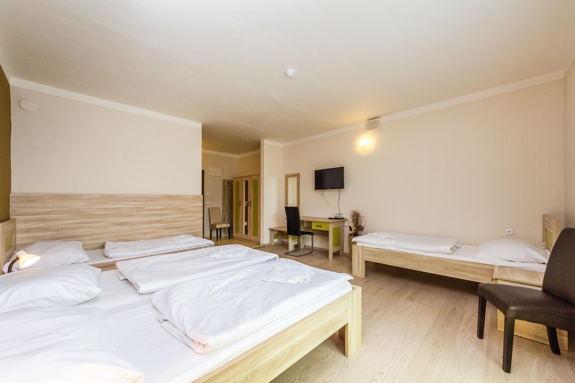 Nad Kralovnou Hotel & Restaurant Прага Екстериор снимка