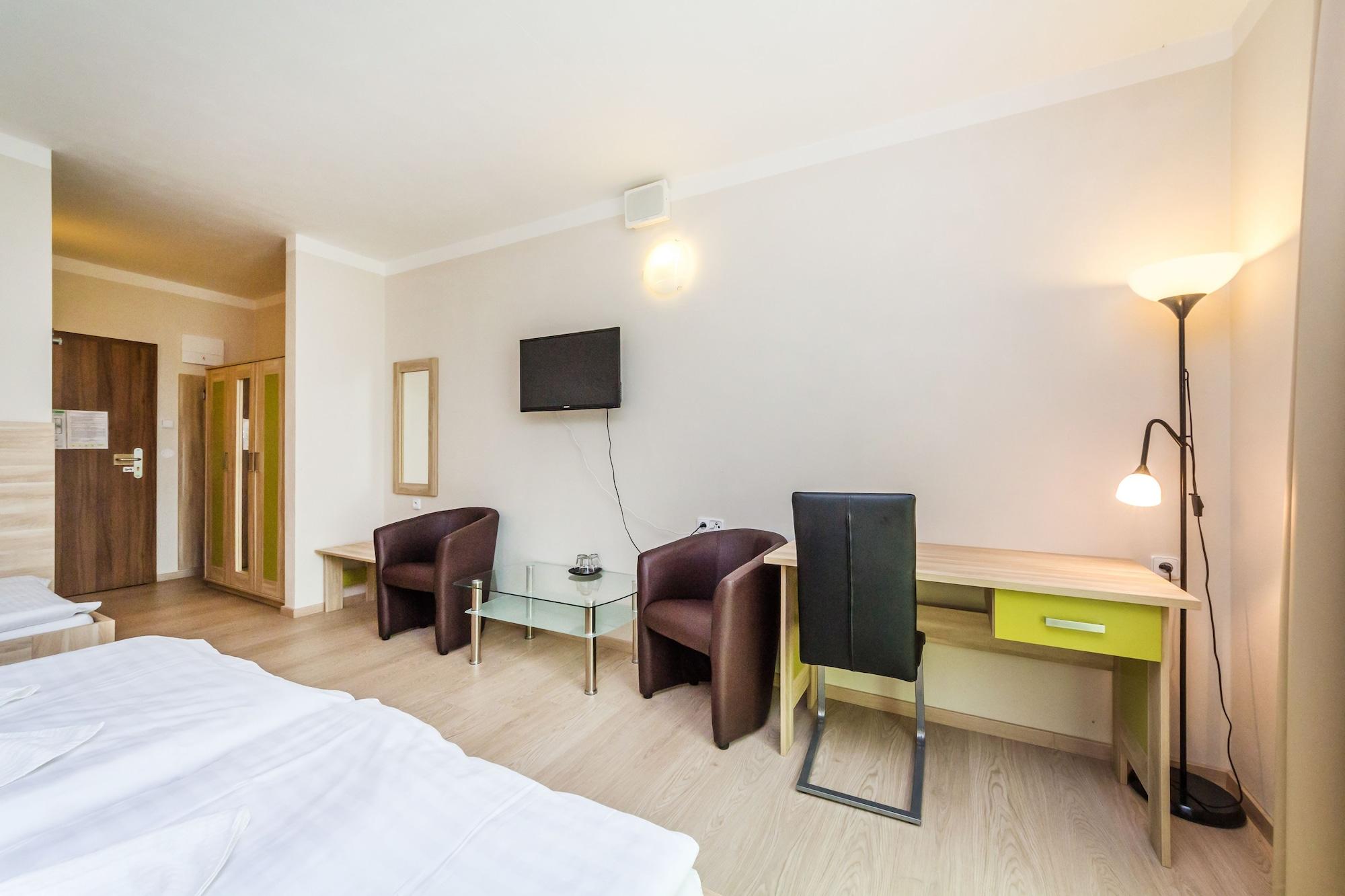 Nad Kralovnou Hotel & Restaurant Прага Екстериор снимка