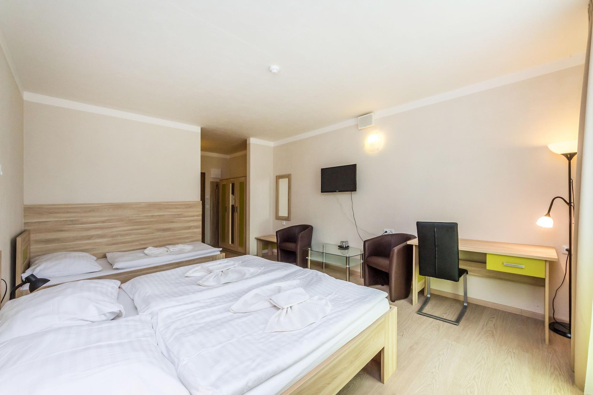 Nad Kralovnou Hotel & Restaurant Прага Екстериор снимка