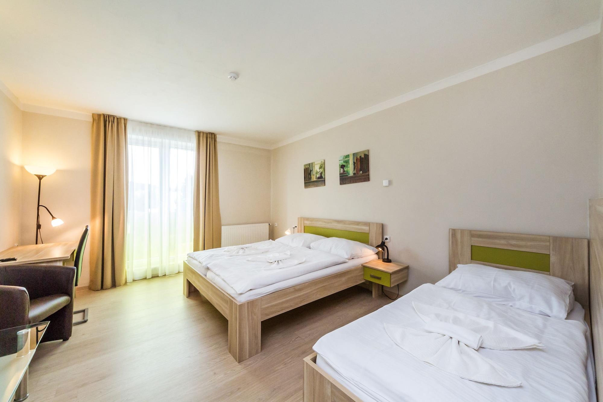 Nad Kralovnou Hotel & Restaurant Прага Екстериор снимка