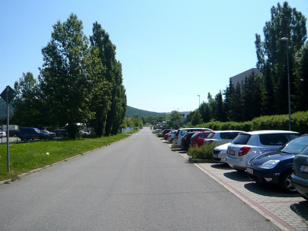 Nad Kralovnou Hotel & Restaurant Прага Екстериор снимка
