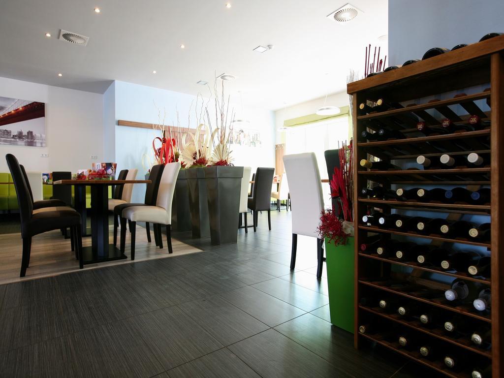 Nad Kralovnou Hotel & Restaurant Прага Екстериор снимка