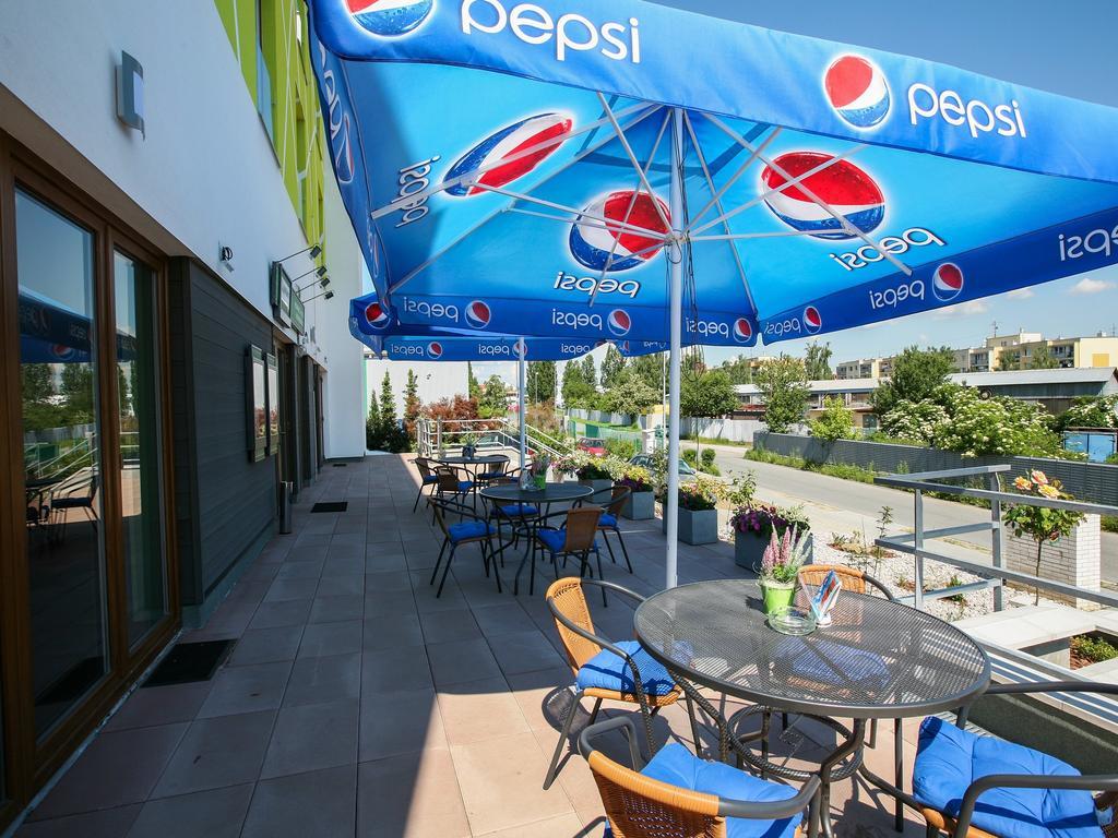 Nad Kralovnou Hotel & Restaurant Прага Стая снимка