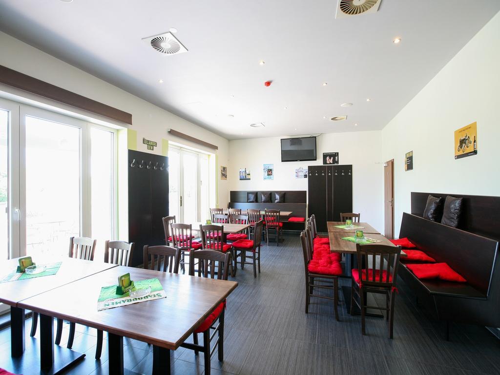 Nad Kralovnou Hotel & Restaurant Прага Стая снимка