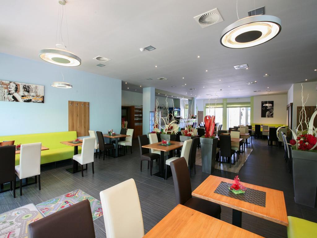 Nad Kralovnou Hotel & Restaurant Прага Стая снимка