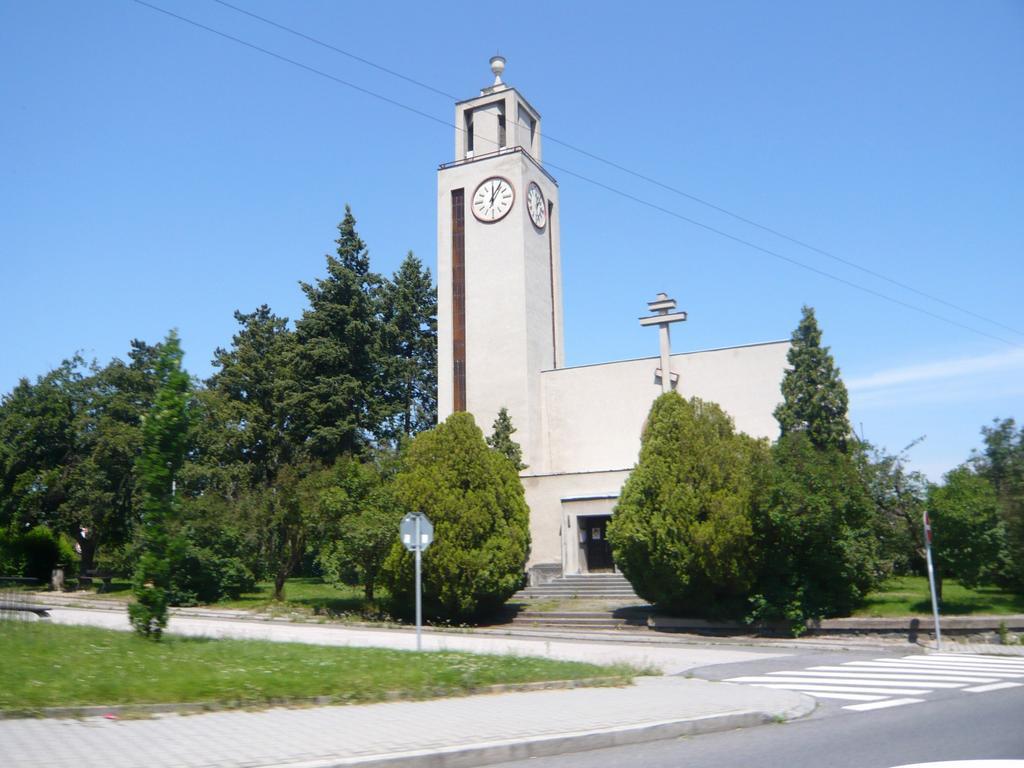 Nad Kralovnou Hotel & Restaurant Прага Екстериор снимка