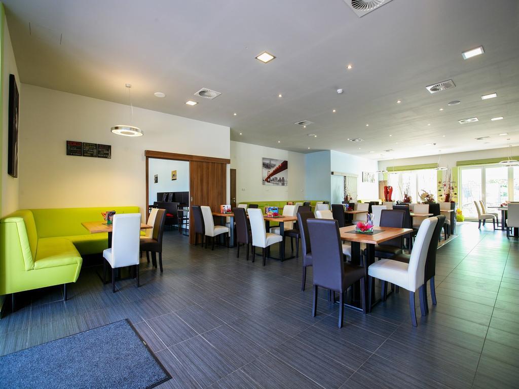 Nad Kralovnou Hotel & Restaurant Прага Екстериор снимка