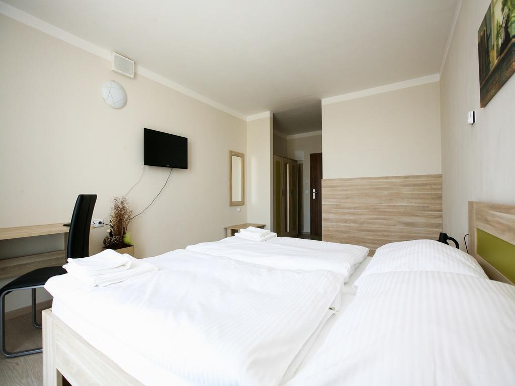 Nad Kralovnou Hotel & Restaurant Прага Екстериор снимка