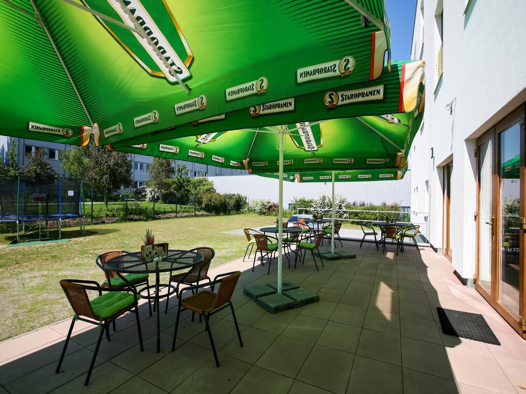 Nad Kralovnou Hotel & Restaurant Прага Стая снимка