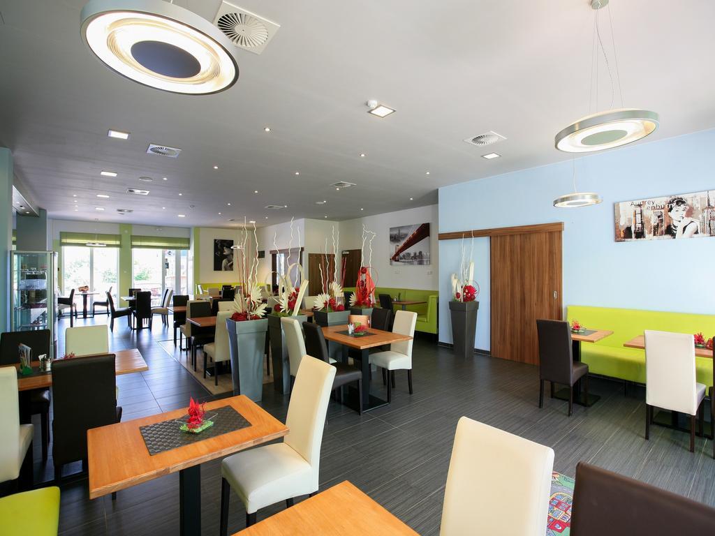 Nad Kralovnou Hotel & Restaurant Прага Стая снимка