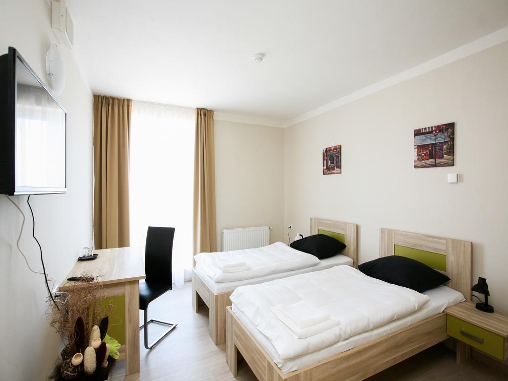 Nad Kralovnou Hotel & Restaurant Прага Стая снимка