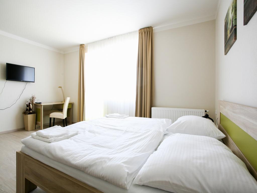 Nad Kralovnou Hotel & Restaurant Прага Стая снимка