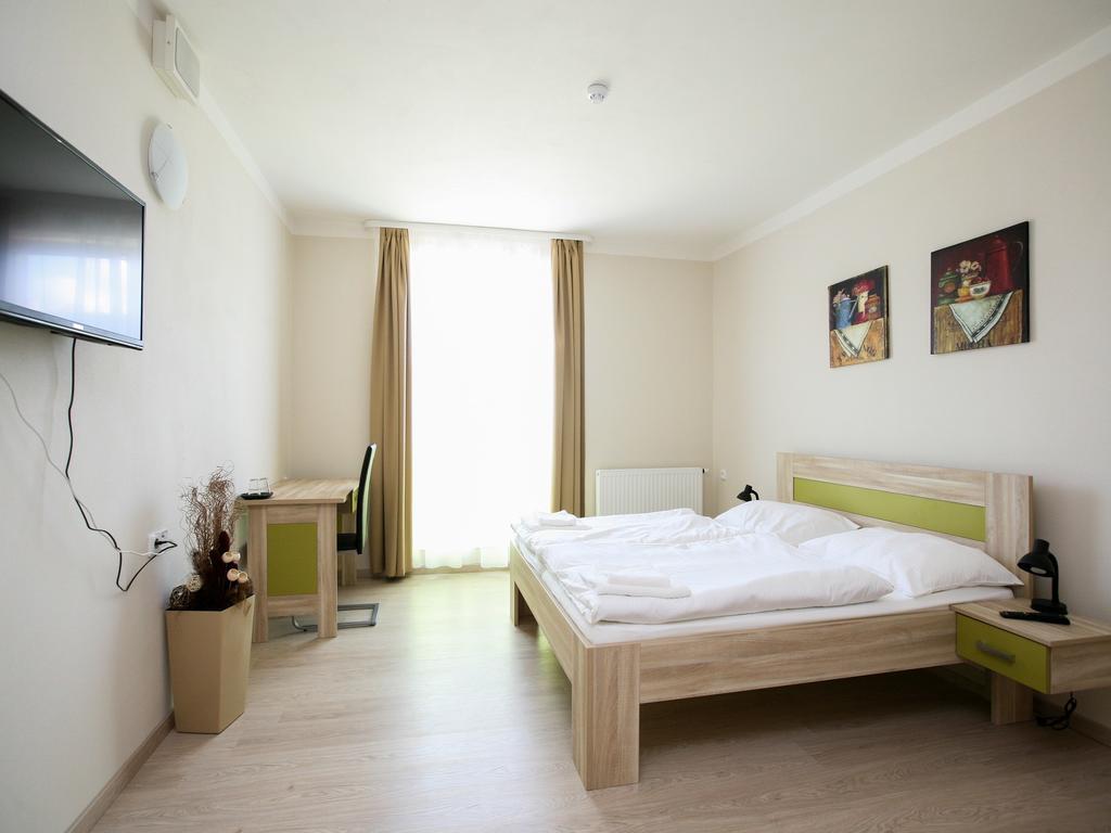 Nad Kralovnou Hotel & Restaurant Прага Стая снимка