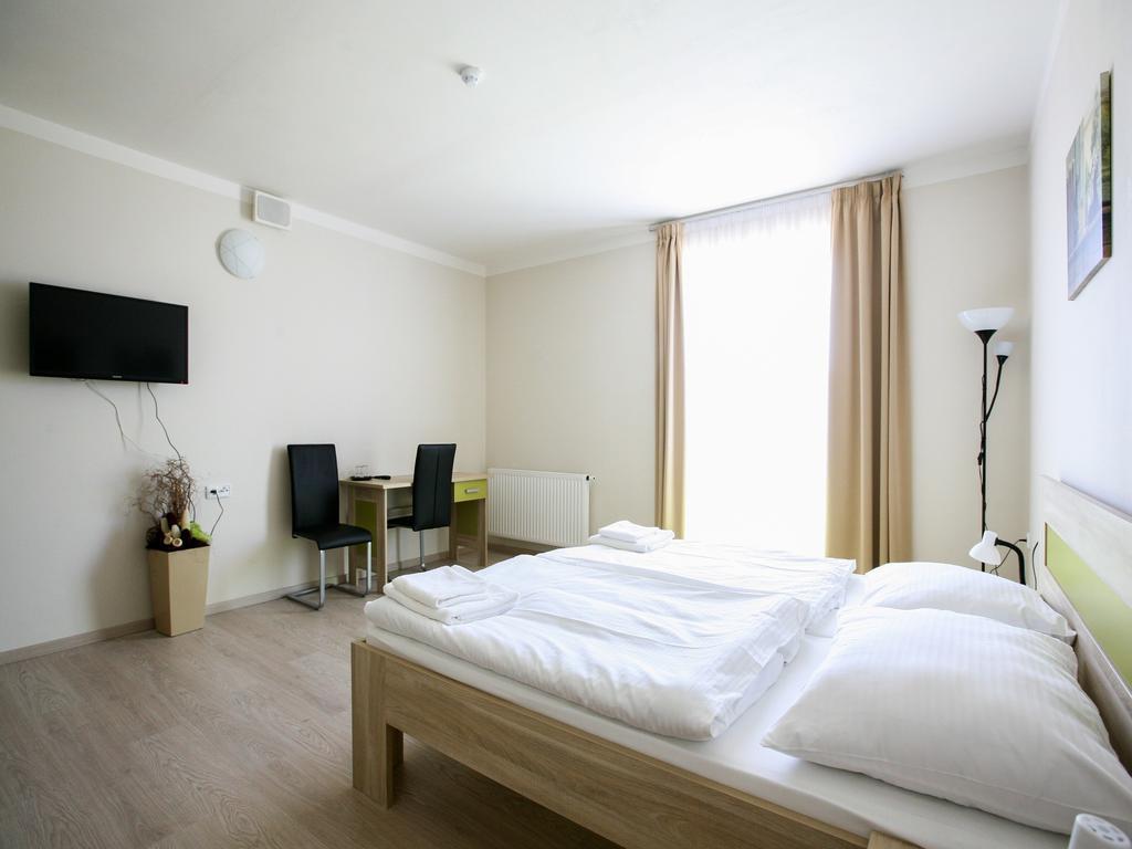 Nad Kralovnou Hotel & Restaurant Прага Стая снимка