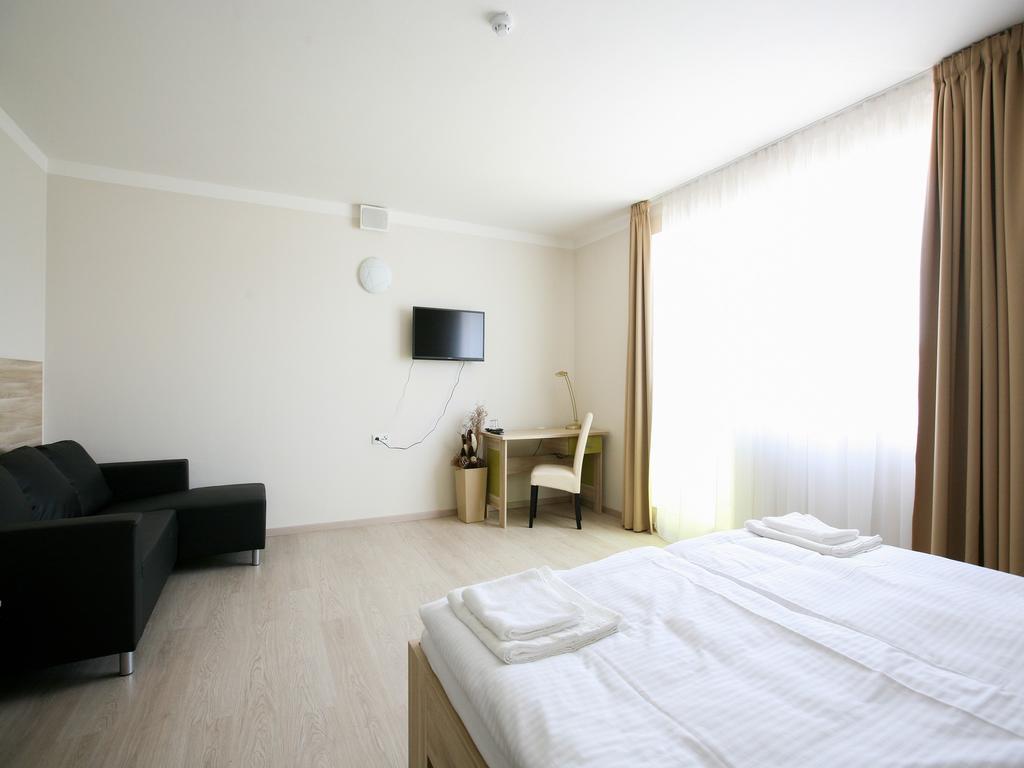 Nad Kralovnou Hotel & Restaurant Прага Стая снимка