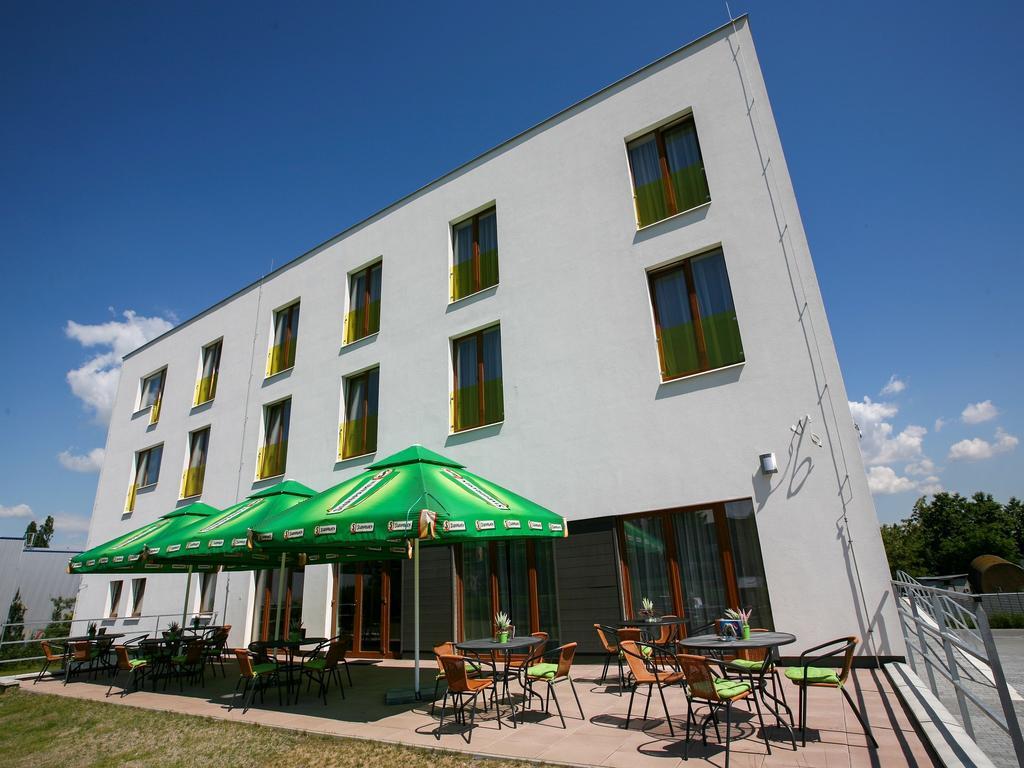 Nad Kralovnou Hotel & Restaurant Прага Екстериор снимка