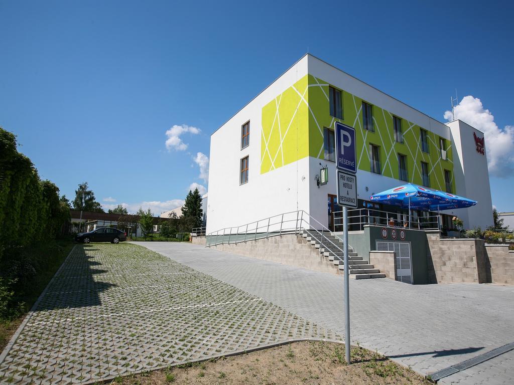 Nad Kralovnou Hotel & Restaurant Прага Екстериор снимка