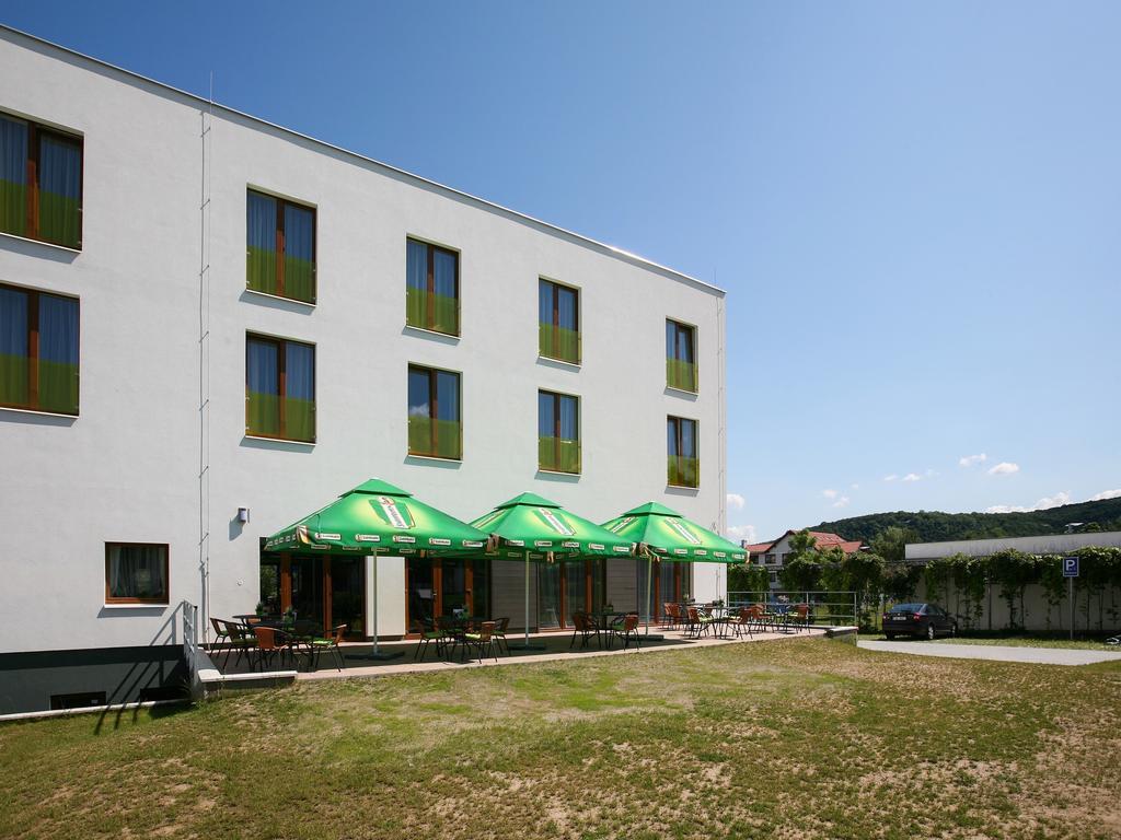 Nad Kralovnou Hotel & Restaurant Прага Екстериор снимка