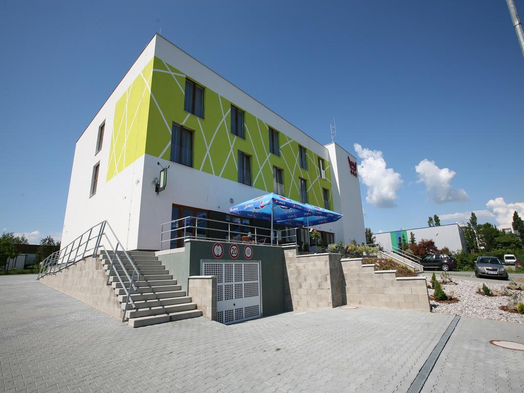 Nad Kralovnou Hotel & Restaurant Прага Екстериор снимка