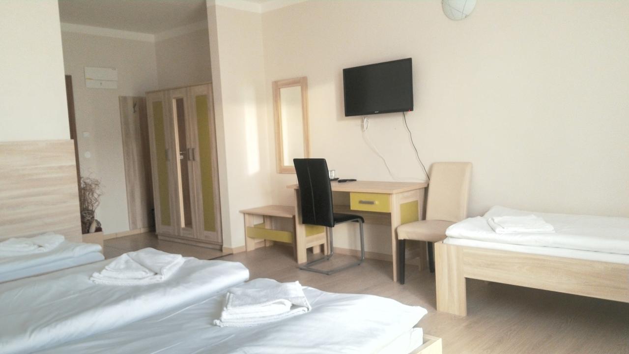 Nad Kralovnou Hotel & Restaurant Прага Екстериор снимка