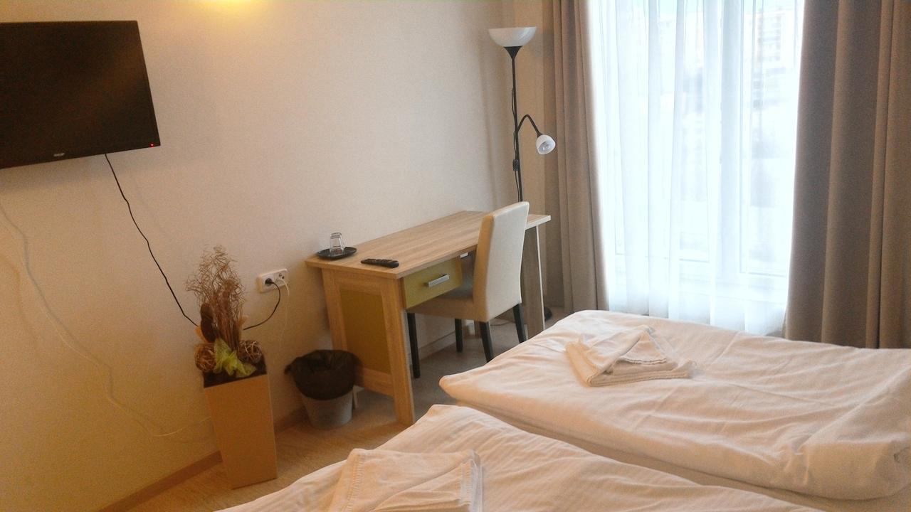 Nad Kralovnou Hotel & Restaurant Прага Екстериор снимка