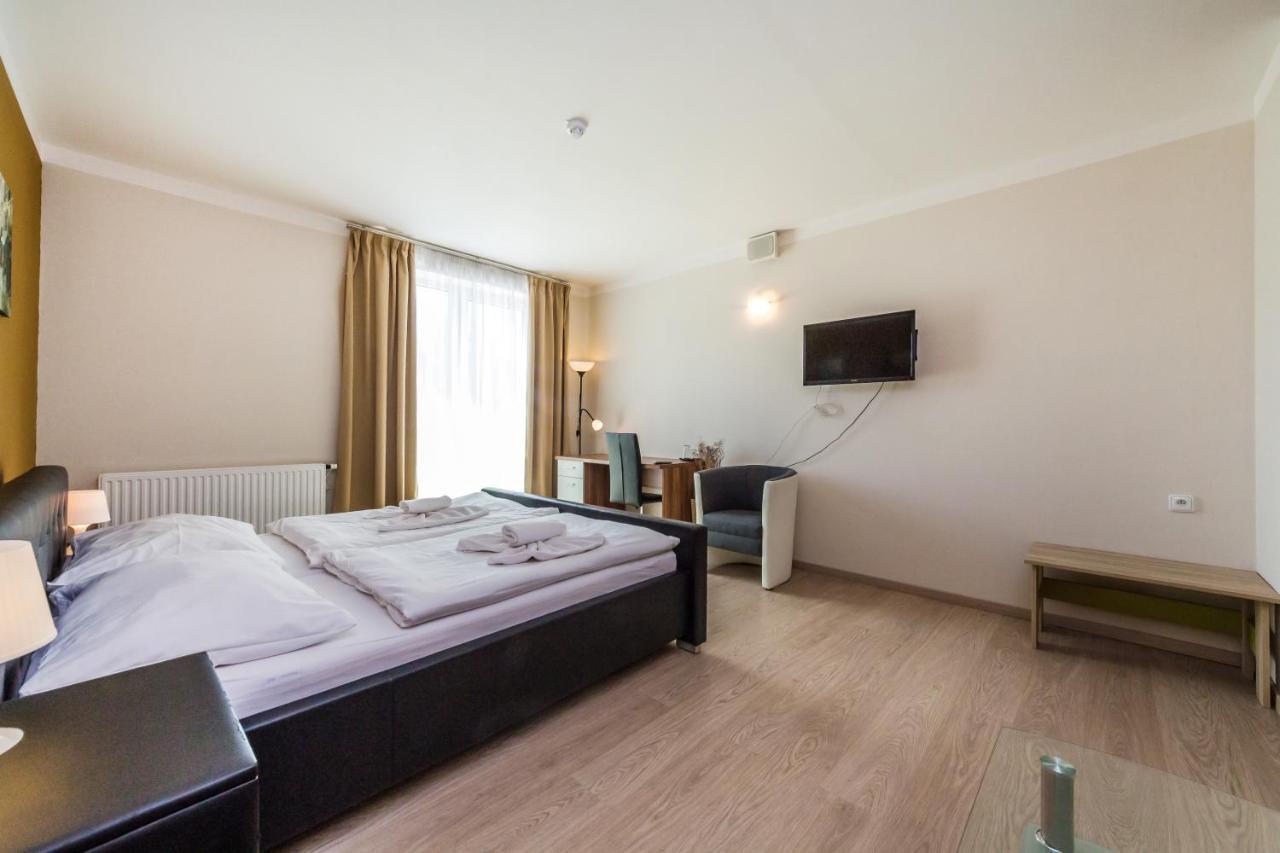 Nad Kralovnou Hotel & Restaurant Прага Екстериор снимка