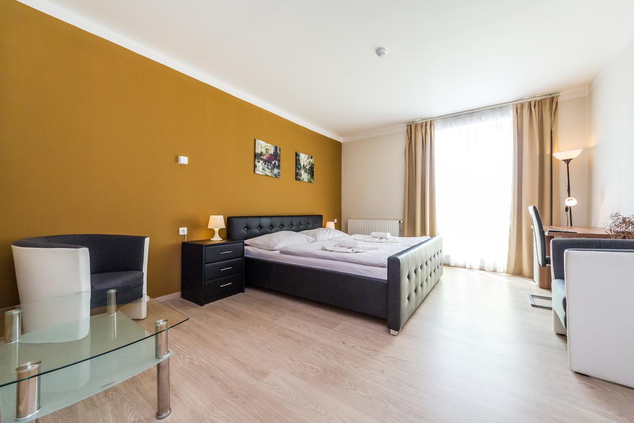 Nad Kralovnou Hotel & Restaurant Прага Екстериор снимка