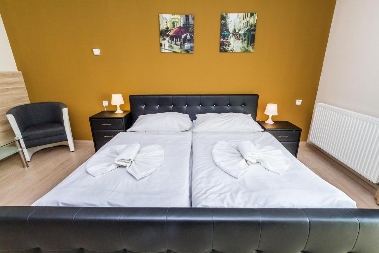 Nad Kralovnou Hotel & Restaurant Прага Екстериор снимка