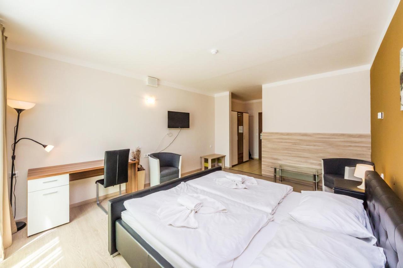 Nad Kralovnou Hotel & Restaurant Прага Екстериор снимка