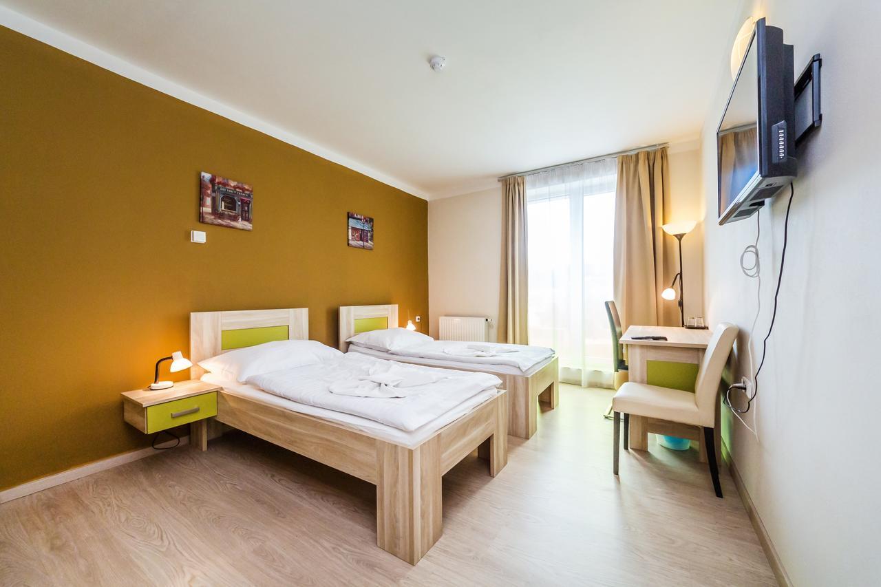 Nad Kralovnou Hotel & Restaurant Прага Екстериор снимка