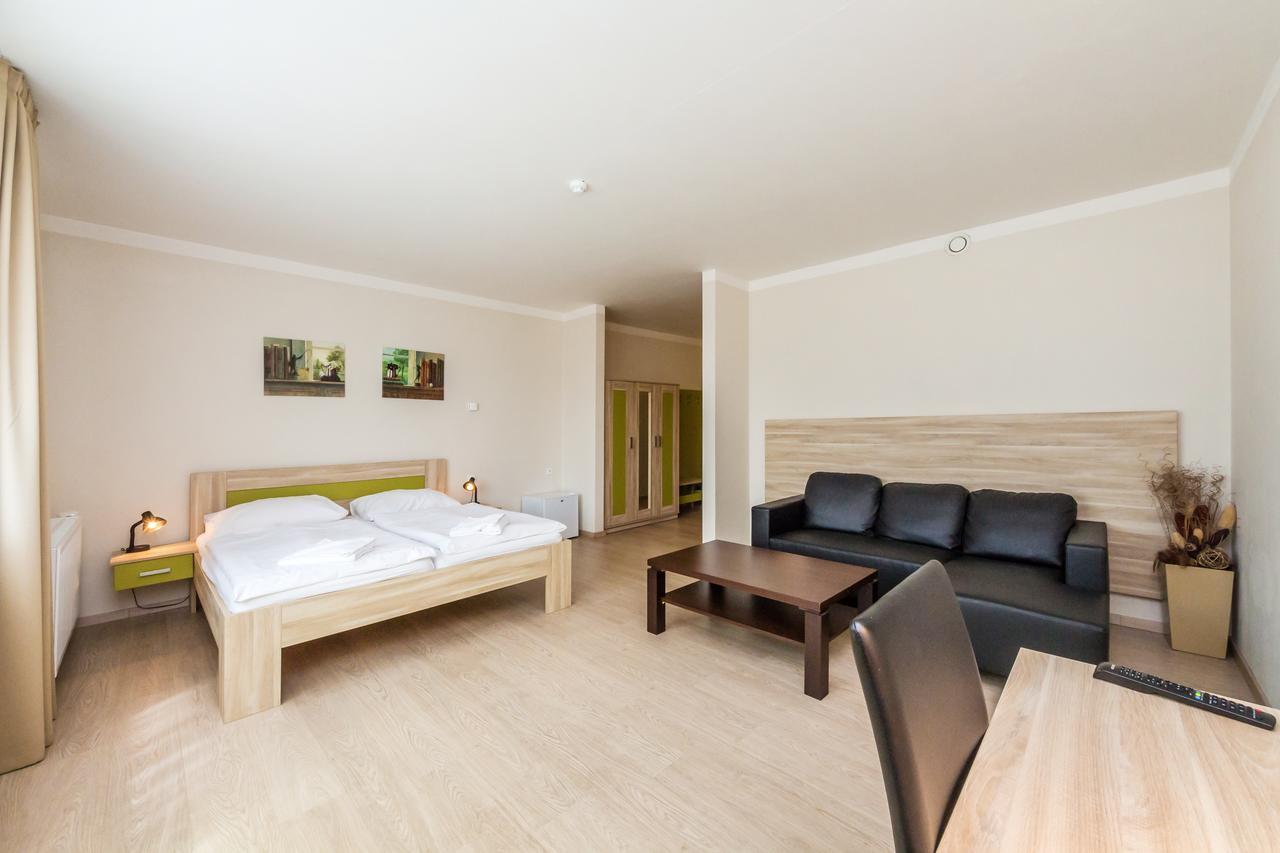 Nad Kralovnou Hotel & Restaurant Прага Екстериор снимка